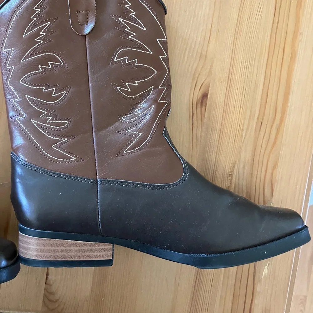 Boys Cowboy Boots  New w/out tag or box. Smartfit Brown two tone size 5
